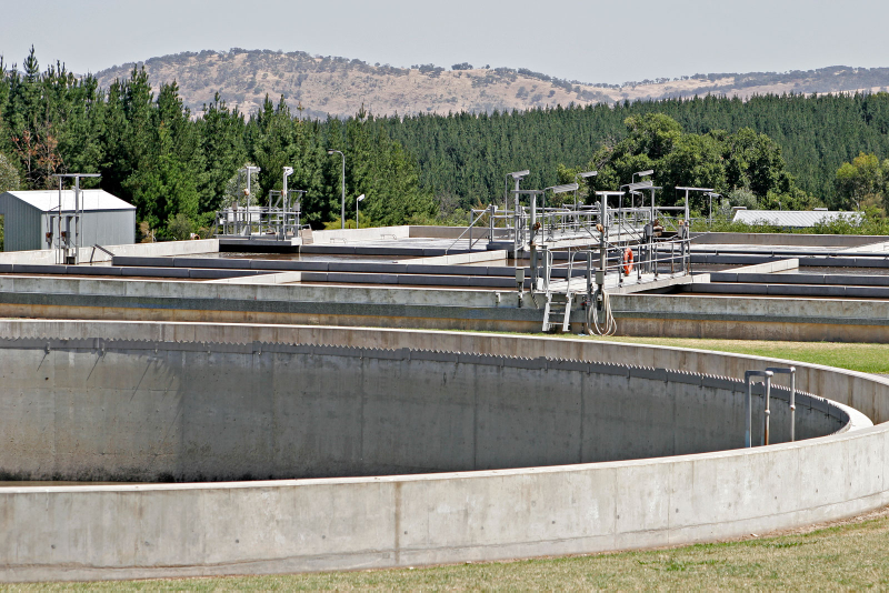 Planta de tratamiento de aguas residuales. Wikimedia Commons